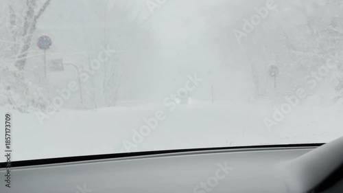 冬　雪が降る　車載動画　自動車の走行　雪景色　道路　交通　イメージ
