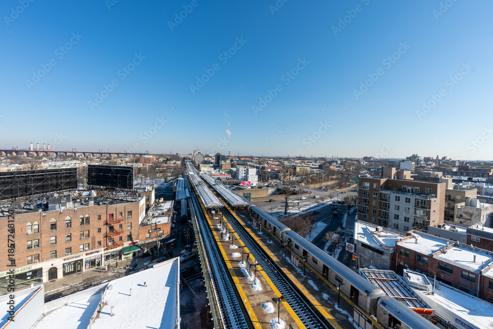 Obraz premium Drone view from Jamaica Queens overlooking Manhattan and Queens skyline