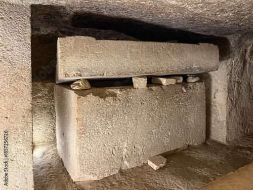 Fotografie Ancient stone sarcophagus inside an Egyptian Mortuary Temple of Khufu near the G
