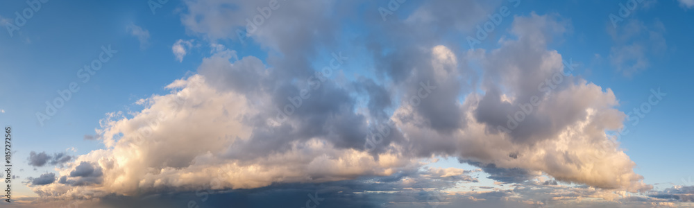 Obraz premium Dramatic Cloudscape Over Horizon With Large Cumulus Clouds At Sunset