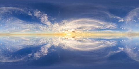 Plexiglas schilderij Reflectie Gouden zonsopkomst boven spiegelende oceaan  © edb3_16