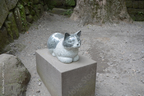 猫の健康を祈る「猫神神社」の周辺に置かれた、歴史ある庭園の猫モチーフの石像