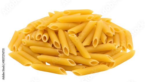 Foto Pile of yellow penne pasta isolated PNG, uncooked Italian food ingredient on tra