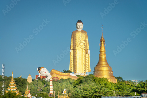 Foto The Giant Standing Buddha and Reclining Buddha in the Maha Bodhi Ta Htuang compl