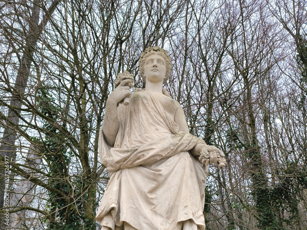 Fototapeta premium statue of Flora, Saint-Cloud park, Paris