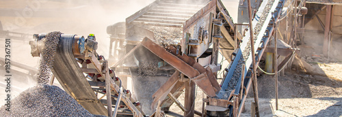 Valokuva Vibrating screen stone crusher in operation
