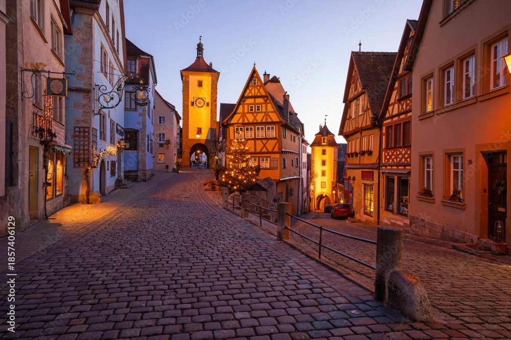 Obraz premium Dezember 2025 Weihnachtszeit am Plönlein – Rothenburg ob der Tauber, Bayern, Deutschland. Festlicher Christbaum und Stadtlichter zur blauen Stunde.