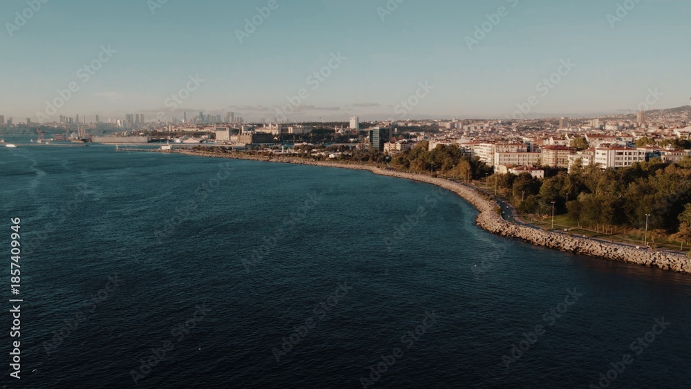 Fototapeta premium A city next to a sea side