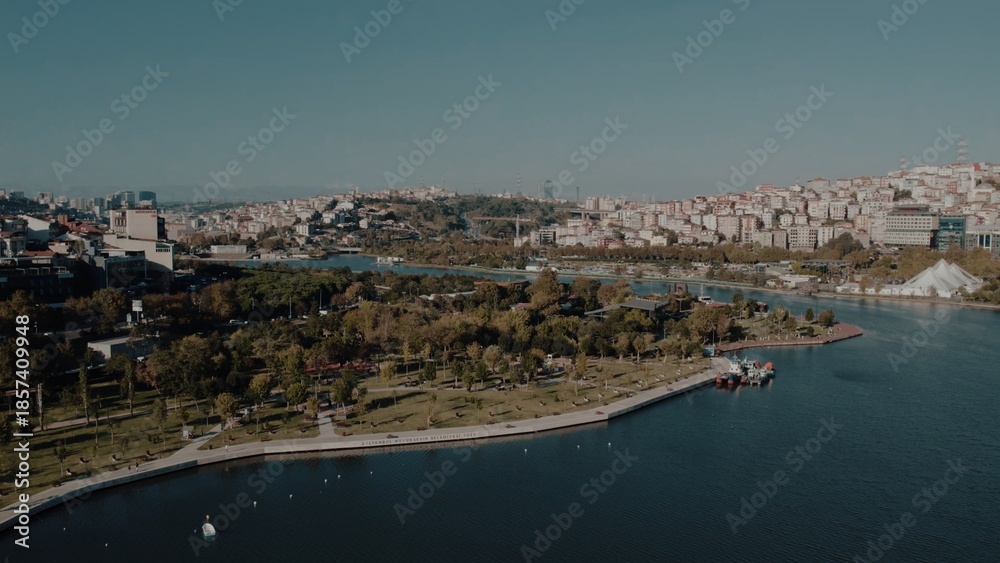 Fototapeta premium A city next to a sea side