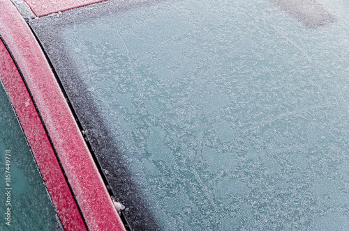 Wallpaper Mural rotes Auto mit vereister Frontscheibe Torontodigital.ca