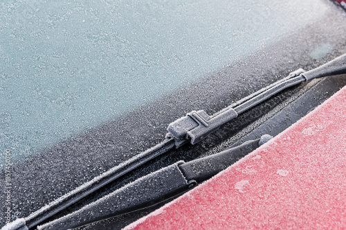 Wallpaper Mural rotes Auto mit vereister Frontscheibe Torontodigital.ca