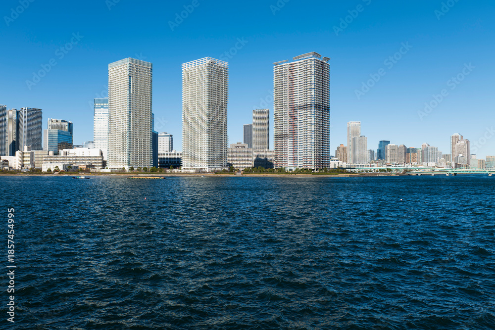Obraz premium 冬の青空と豊洲から見た晴海 晴海運河 東京都江東区豊洲