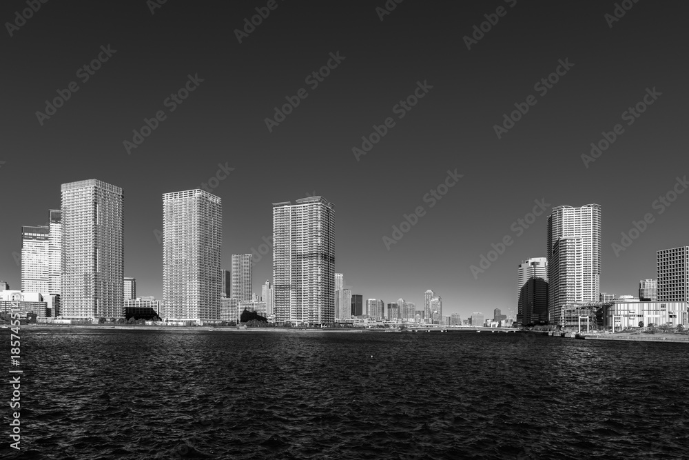 Obraz premium 冬の青空と豊洲から見た晴海 晴海運河 東京都江東区豊洲