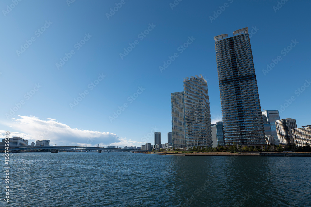 Fototapeta premium 冬の青空と豊洲から見た晴海 晴海運河 東京都江東区豊洲