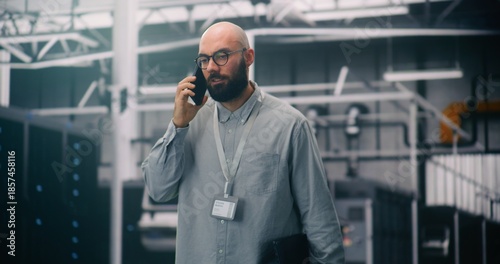 Fotografía Data Center Manager Taking Critical Business Call