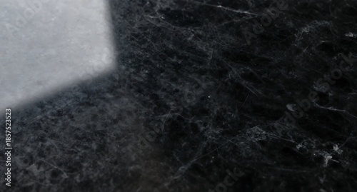 光を反射する洗練された黒い大理石의表面と石目模様の素材