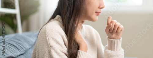 Tableau sur toile Women have a cough and a sore throat, and feel sick and cold.