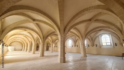 Foto Belle vue panoramique du réfectoire/cellier du bâtiment des Convers de l'abbaye