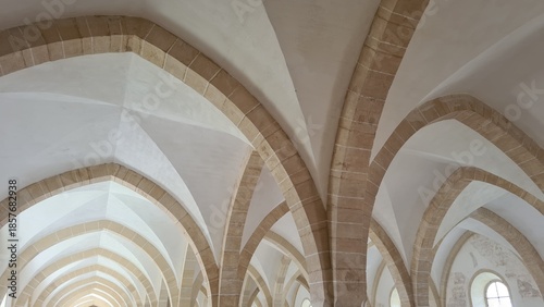 Tableau sur toile Les magnifiques voûtes rénovées du dortoir du bâtiment des Convers de l'abbaye d