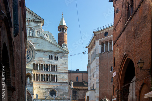 Slika na platnu Cathedral and Baptistery of Cremona from via dei Gonfalonieri
