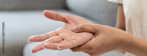 Quadro su tela Close-up shot of human hands suffering from ligament inflammation on the palm