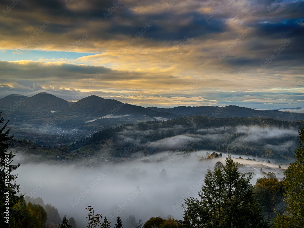 Obraz premium Sunny Autumn Carpathians with Puffy White During The Sunset