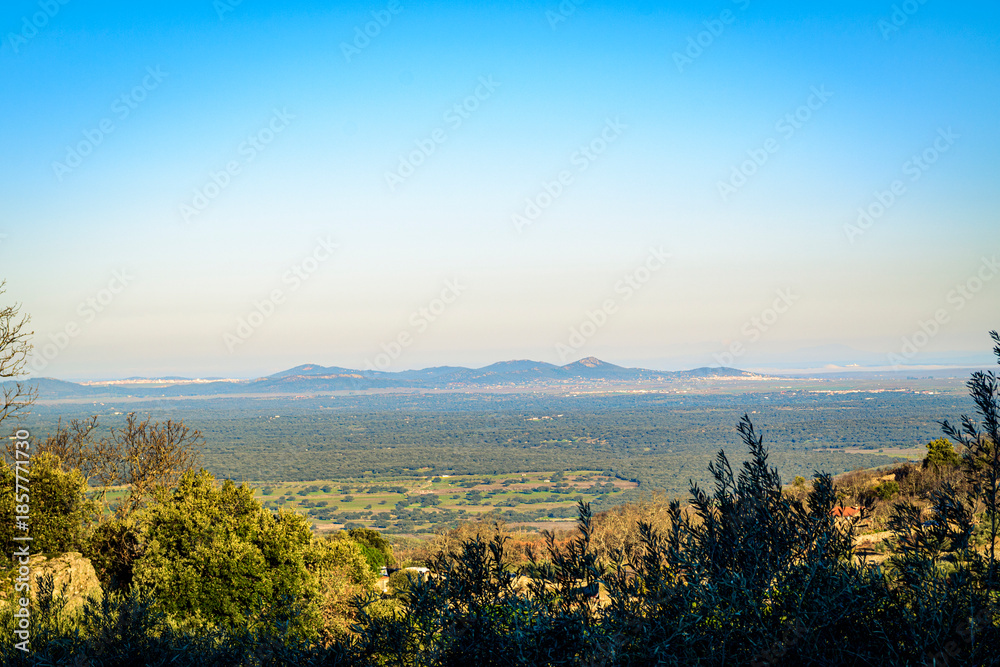 Obraz premium Montanchez Sierra overlooking green valley