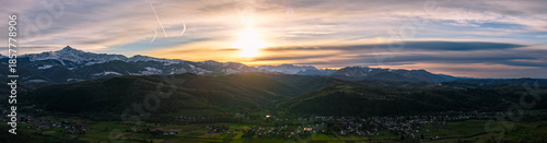 Panorama Pyrénées avec couché de soleil 