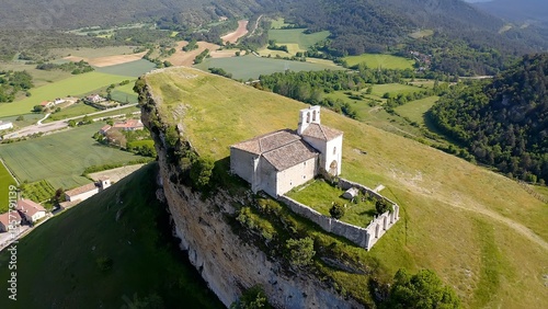 Foto The hermitage of San Pantaleón de Losa is a Romanesque hermitage located in the town of San Pantaleón de Losa, Burgos, Spain