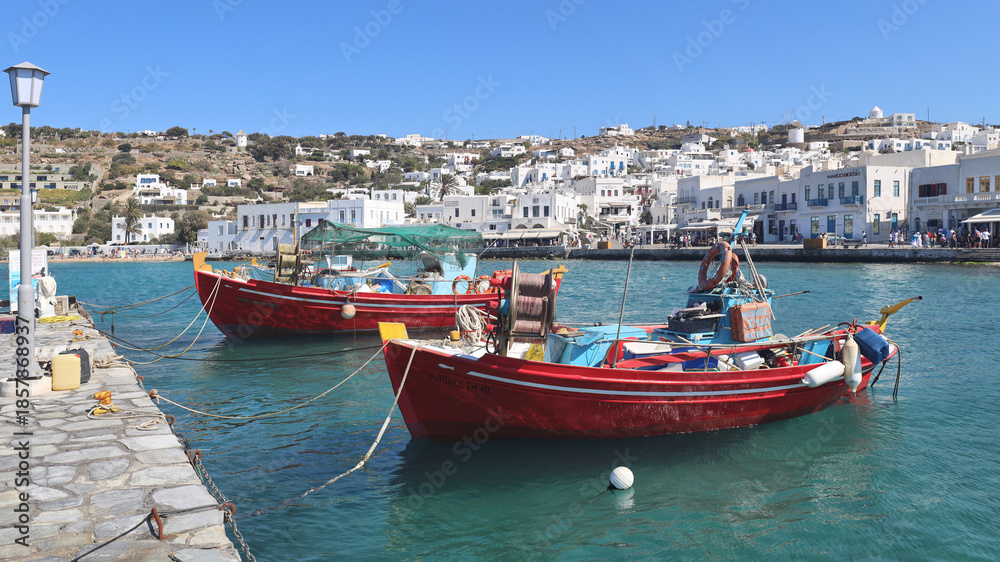 Obraz premium Fishing boats tied to the pier in Mykonos Greece
