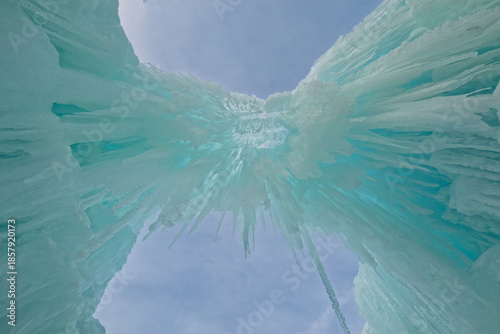 Foto underneath frozen ice hanging down