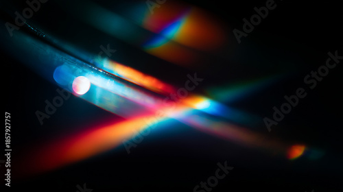 Overlay - Abstrakte prismatische Lichtstrahlen mit farbigem Bokeh auf schwarzem Hintergrund
