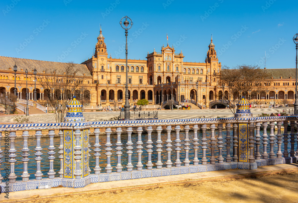 Obraz premium Architecture and canals of Spain square in Seville, Spain