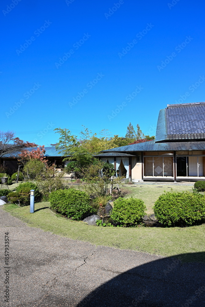 Obraz premium 天寿園の庭園内に色づく紅葉（新潟県新潟市中央区）