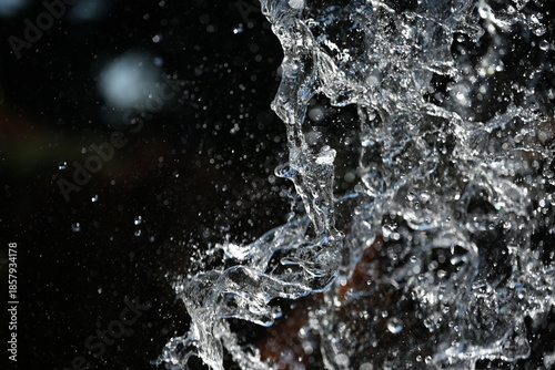 飛び散る滝の水しぶき