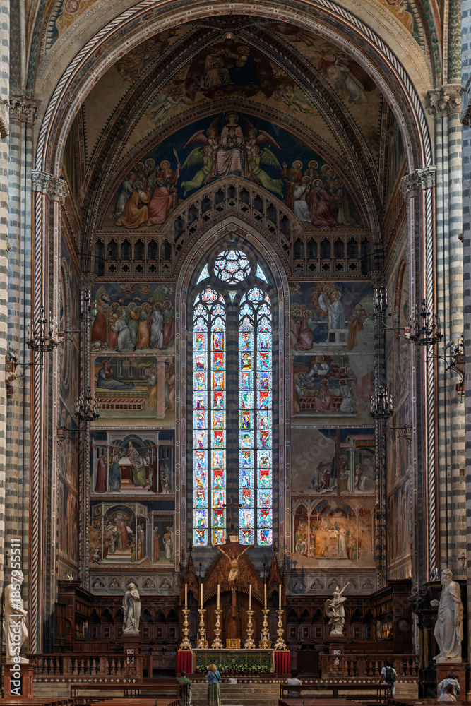 Obraz premium Italy - Orvieto - Duomo di Orvieto - Interior view of the main apse with high altar frescoes and stained glass window
