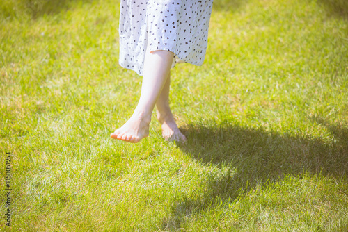 Foto A lady is wandering on the grass