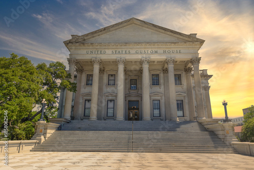 Fotografie United States Custom House, Charleston: Grand building, dramatic sky