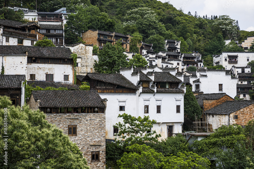 Fototapeta premium Huangling Village, Wuyuan: Traditional Chinese Architecture in Mountains