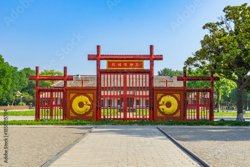 Fotografie Yinxu Palace Ruins Entrance Gate, Anyang, Henan Province China