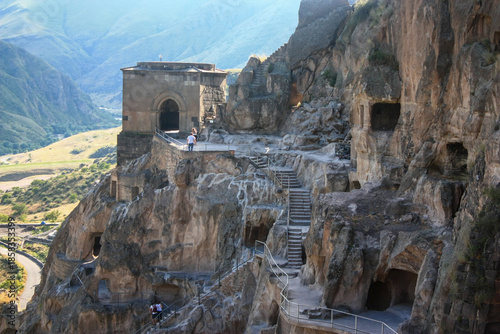 Tableau sur toile View of Vardzia, ancient cave monastery complex excavated from Erusheti Mountain