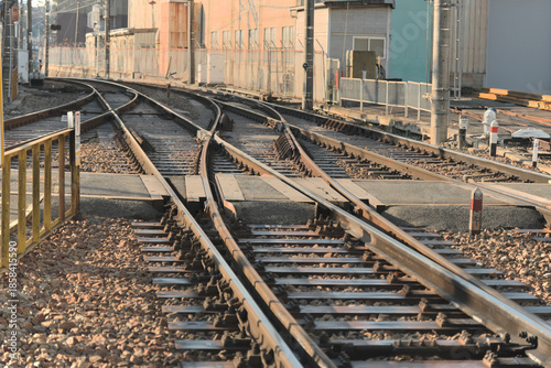 夕日に照らされて輝く鉄道の分岐器（ポイント）と線路、幾重にも重なるレールが旅情を誘う鉄道の風景