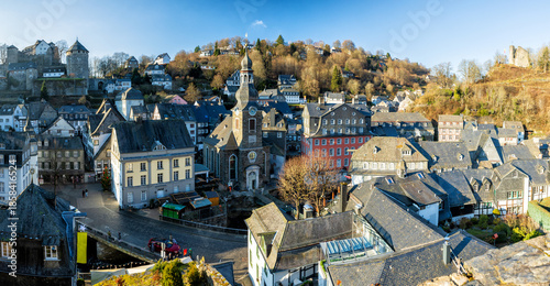 Altstatdt von Monschau in der Eifel und im Tal der Rur an einem Dezembertag