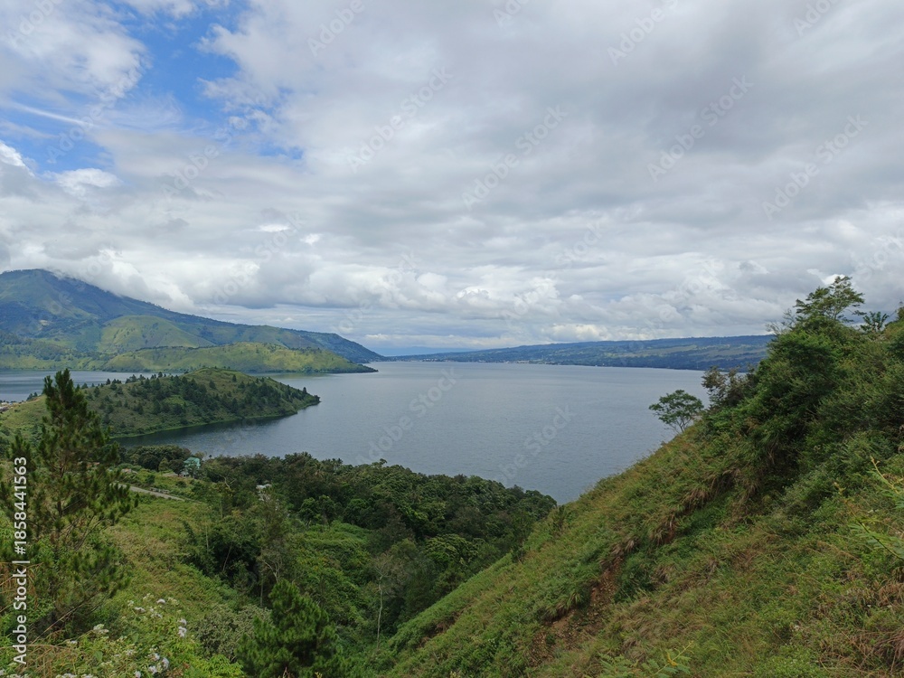 Obraz premium Breathtaking view of Lake Toba from the lush green highlands of North Sumatra, Indonesia.