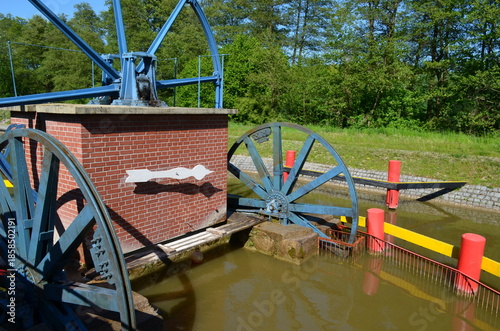 Urządzenia hydrotechniczne Kanału Elbląskiego w słoneczny dzień