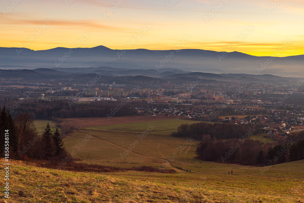 Obraz premium Panoramiczny widok z Góry Szybowcowej na Jelenią Górę i Karkonosze o zachodzie słońca, Dolny Śląsk, Polska