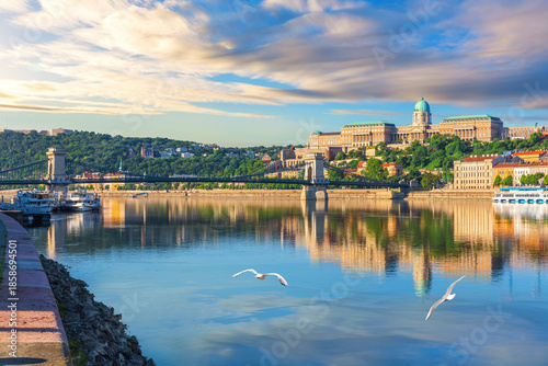 Foto Places of visit of Budapest Chain Bridge and Buda castle at sunset, Hungary