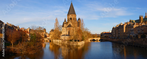 Obraz na płótnie Panoramic view of Temple Neuf the Protestant city church in Metz, France
