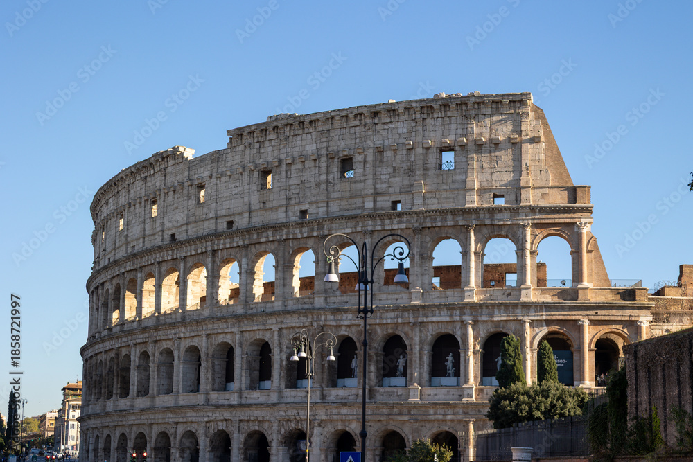 Obraz premium Many tourists visit the Colosseum, also known as the Flavian Amphitheater from the time of the Roman Empire, built in the 1st century, located in Rome, Italy.