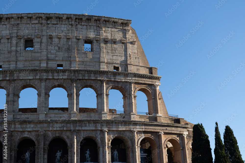 Obraz premium Many tourists visit the Colosseum, also known as the Flavian Amphitheater from the time of the Roman Empire, built in the 1st century, located in Rome, Italy.